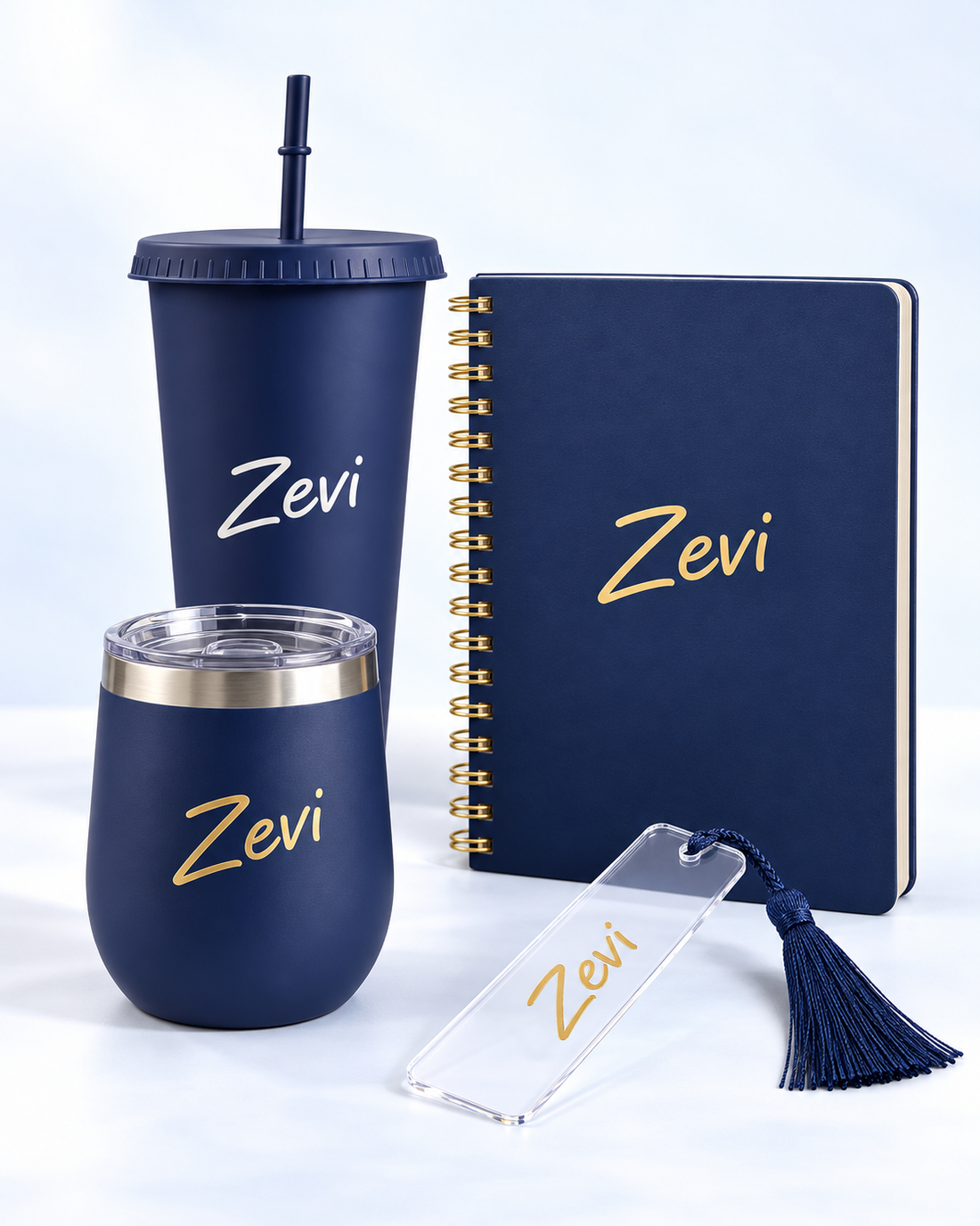 סט מתנה אישי בכחול נייבי עם שם – כוס עם קש, כוס תרמית, מחברת ספירלה וסימניית אקריליק