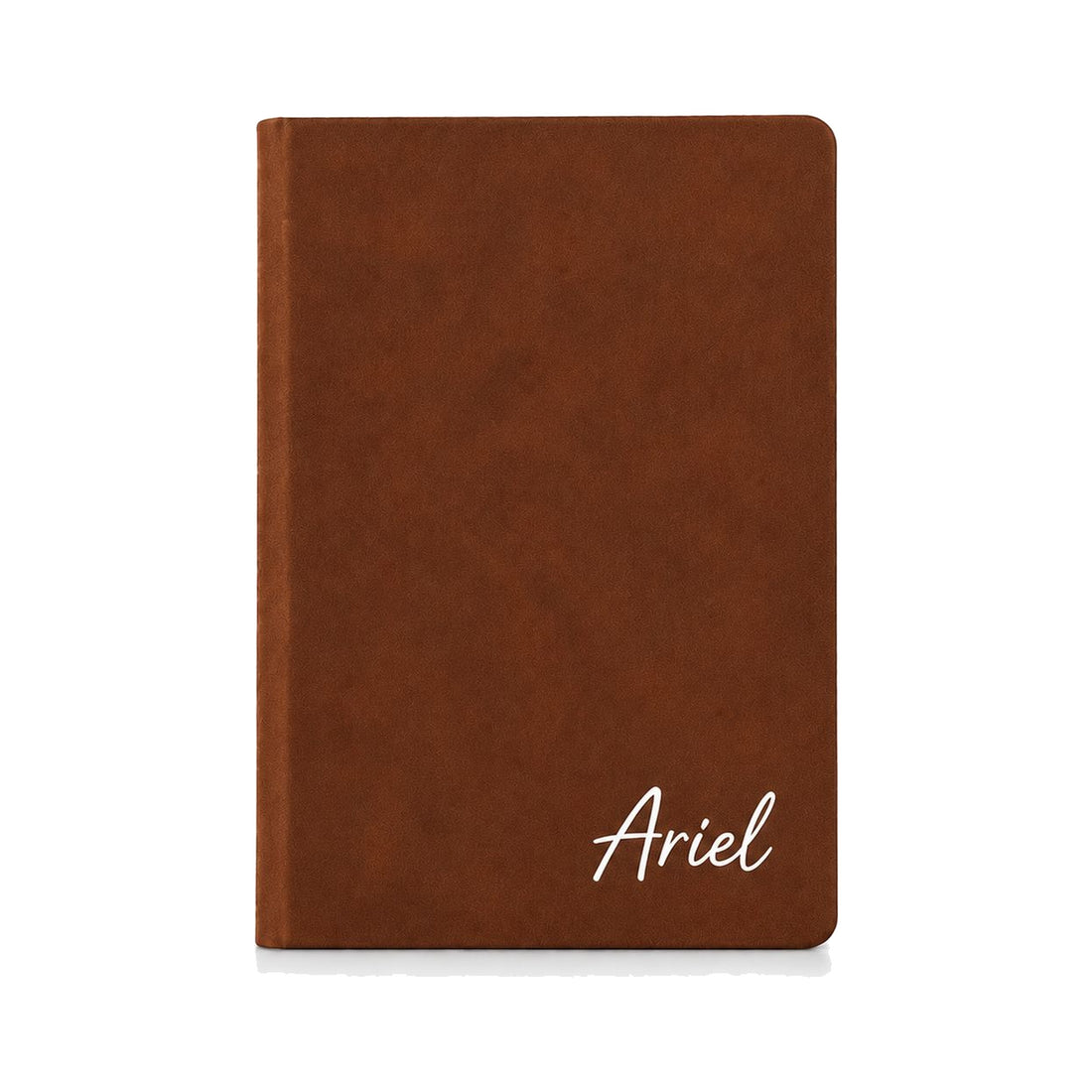 מחברת A6 במראה זמש בגוון חום עם השם Ariel לדוגמה